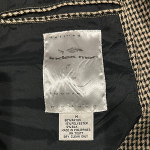 Introducing the Vintage Index Men Blazer, a medium brown micro houndstooth 3-button blazer with a timeless appeal. This blazer boasts a flat chest measurement of 40 inches, sleeve length of 25 inches, and an overall length of 31 inches, making it a per...