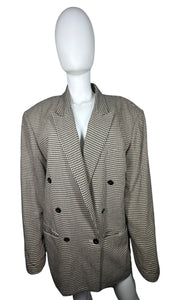 Introducing the Vintage Index Men Blazer, a medium brown micro houndstooth 3-button blazer with a timeless appeal. This blazer boasts a flat chest measurement of 40 inches, sleeve length of 25 inches, and an overall length of 31 inches, making it a per...