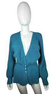 A vintage medium teal 3-button knitted cardigan by Knitmakers. Measured FlatChest - 40"Sleeve - 24"Waist - 28"Length - 24"