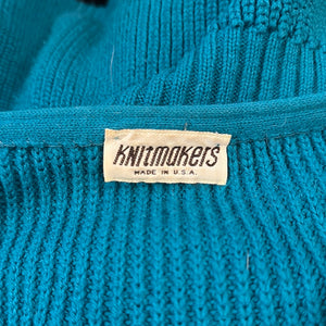 A vintage medium teal 3-button knitted cardigan by Knitmakers. Measured FlatChest - 40"Sleeve - 24"Waist - 28"Length - 24"