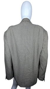 Introducing the Vintage Index Men Blazer, a medium brown micro houndstooth 3-button blazer with a timeless appeal. This blazer boasts a flat chest measurement of 40 inches, sleeve length of 25 inches, and an overall length of 31 inches, making it a per...