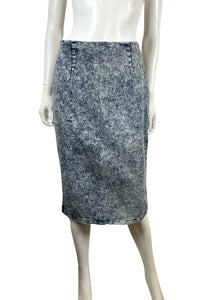 This 36 Point 5 Acid Wash Denim Skirt features a highly stretchable waistband and fabric throughout, making it a perfect fit for those wearing sizes medium to large. Measured flat, its waist has a circumference of 29.12 inches, while its hips measure 3...