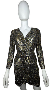 This Designer Parker Sequin Cocktail Dress boasts a stunning combination of silver, gold, and black sequins. Crafted with high quality materials, it offers a comfortable fit with a touch of stretch. With measurements of Chest - 32 Sleeve - 19" Waist -...