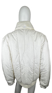 Experience adventure and comfort with our exceptional Vintage All Around The World Casual Club Coat. This outdoor white puff coat features a pop-up neck and snap button wrist, providing adjustable comfort for all your travels. Measured Flat Chest: 42",...