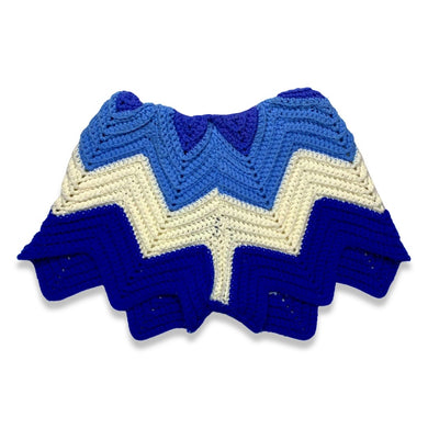 Vintage Urban Renewal VTG Knitted Shorts are multi-blue and white colored knitted vintage shorts with a stretchy waist band.  Measured Flat   Waist - 21