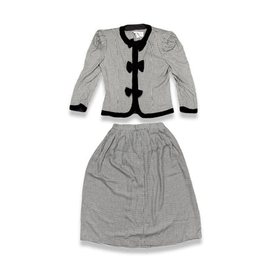 This posh Vintage Jessica Howard by Mitchell Rodbell suit features a charming houndstooth blazer with shoulder pads and a matching skirt. Measurements when laid out flat include 32